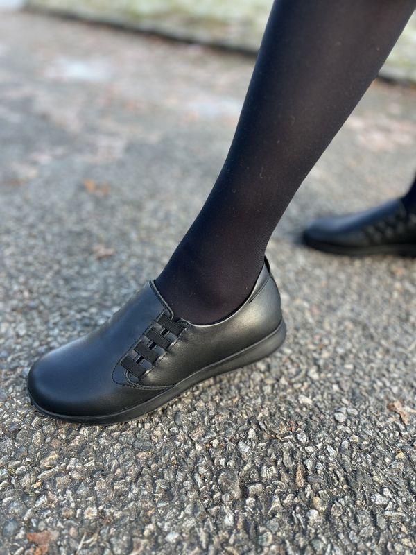 Loafer with elastic both sides