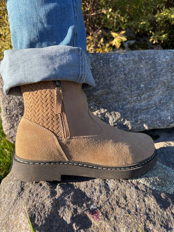 Modern, short ankle boot with two zips